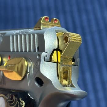 Altın İşlemeli Silahın Boyası Dökülüyor