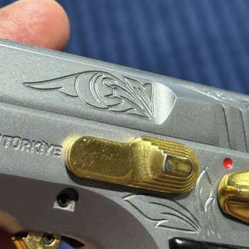 Altın İşlemeli Silahın Boyası Dökülüyor