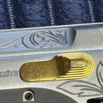 Altın İşlemeli Silahın Boyası Dökülüyor