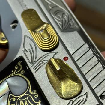 Altın İşlemeli Silahın Boyası Dökülüyor