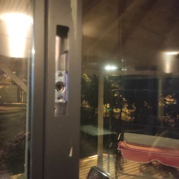 Cam Balkon Tamiri İçin Bekleyen Müşteri