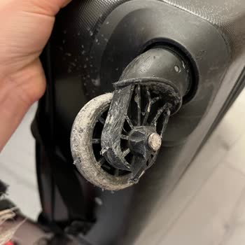 Valiz Tekerleği Kırıldı, Umursamaz Tavırlar Pes!