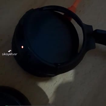 JBL Kulaklık Şarjdayken Tam Dolum Olmamasına Rağmen Yanıp Sönüyor