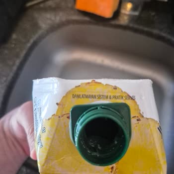 Juss Marka Ananaslı Meyve Suyunda Şok Edici Yabancı Maddeler