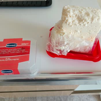 BİM Peynirde Şüpheli Renk Sorunu