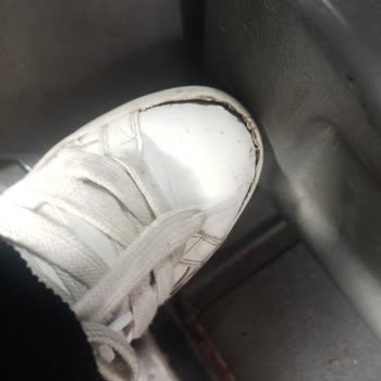 Bershka'dan Aldığımız Ayakkabı Sürekli Patlıyor Ve Değişim Yapılmıyor