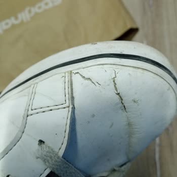 Adidas Ayakkabıda Beklenmedik Çatlama Sorunu