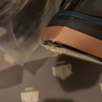 Amazon Philips Azur 8000: Получил утюг с трещиной на носике