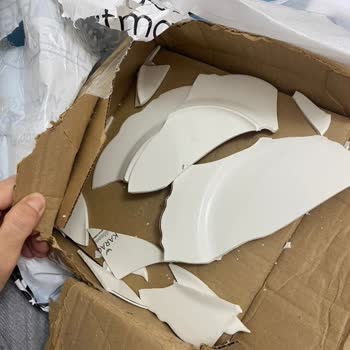 PTT Kargo İle Gönderilen Tabakların Hasar Görmesi Ve Müşteri Hizmetleri Ulaşım Sorunu