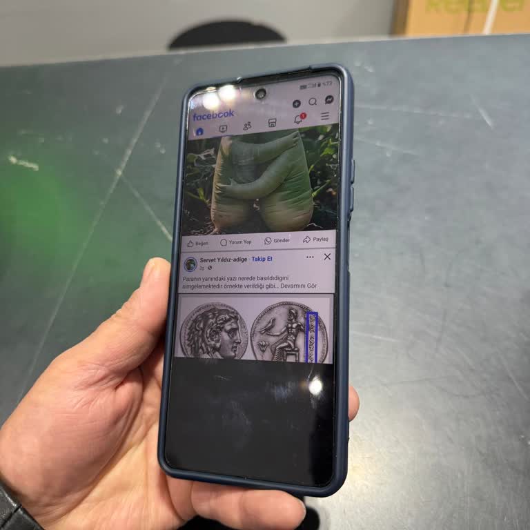 Reeder Telefon Ekranı Kayarken Kararıyor, Değişim İçin Yüksek Ücret Talebi