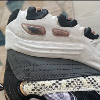 Yırtık Ve Eskimiş Ayakkabı, Tehdit Eden Satıcı