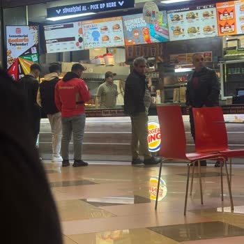 Kapanış Saati Yaklaşırken İlgisiz Hizmet