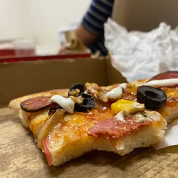 Yemeksepeti Pizzadan Çıkan Kıl Şok Etti