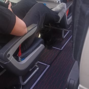 Ajet Ayakkabısını Çıkaran Yolcuya Hostes İlgisizliği!