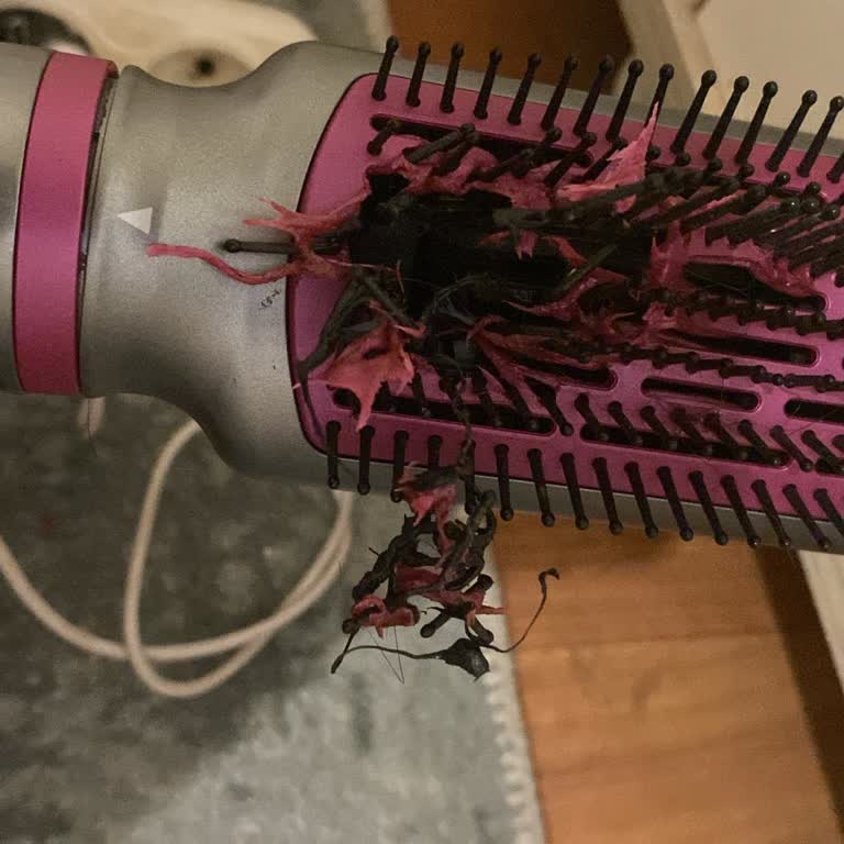 Saç Şekillendirici Felaketi: Eriyen Başlık Ve Yanan Saçlar