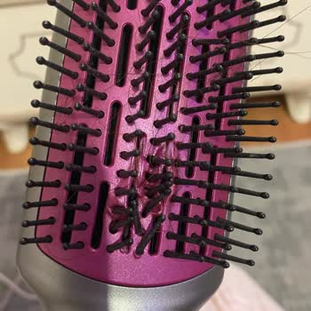 Saç Şekillendirici Felaketi: Eriyen Başlık Ve Yanan Saçlar