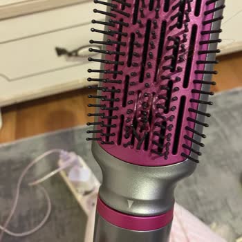 Saç Şekillendirici Felaketi: Eriyen Başlık Ve Yanan Saçlar