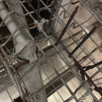 Paslanan Raflar Sağlık Riski Oluşturuyor