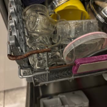 Paslanan Raflar Sağlık Riski Oluşturuyor