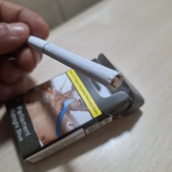 Philip Morris Parliament Midnight Blue Goes Out and Loses Tobacco When I Smoke