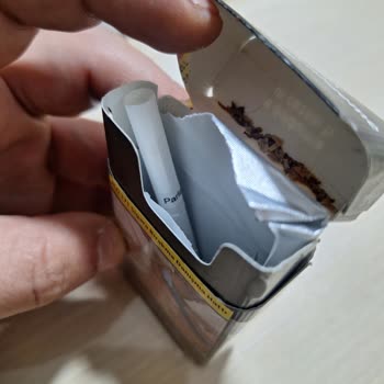 Philip Morris Parliament Midnight Blue Goes Out and Loses Tobacco When I Smoke