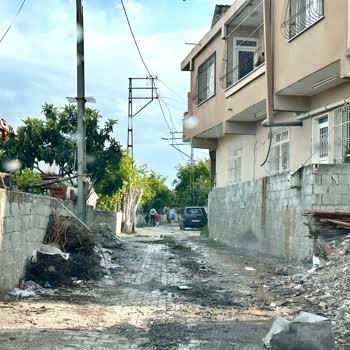 DİB Sokağında Trafik Ve Güvenlik Tehlikesi: İnşaat Atıkları Ve Ağaç Dalları