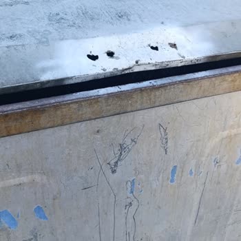 Çöp Konteynerlerinin Sürekli Hasar Görmesi Ve Belediyenin Yetersiz Müdahalesi