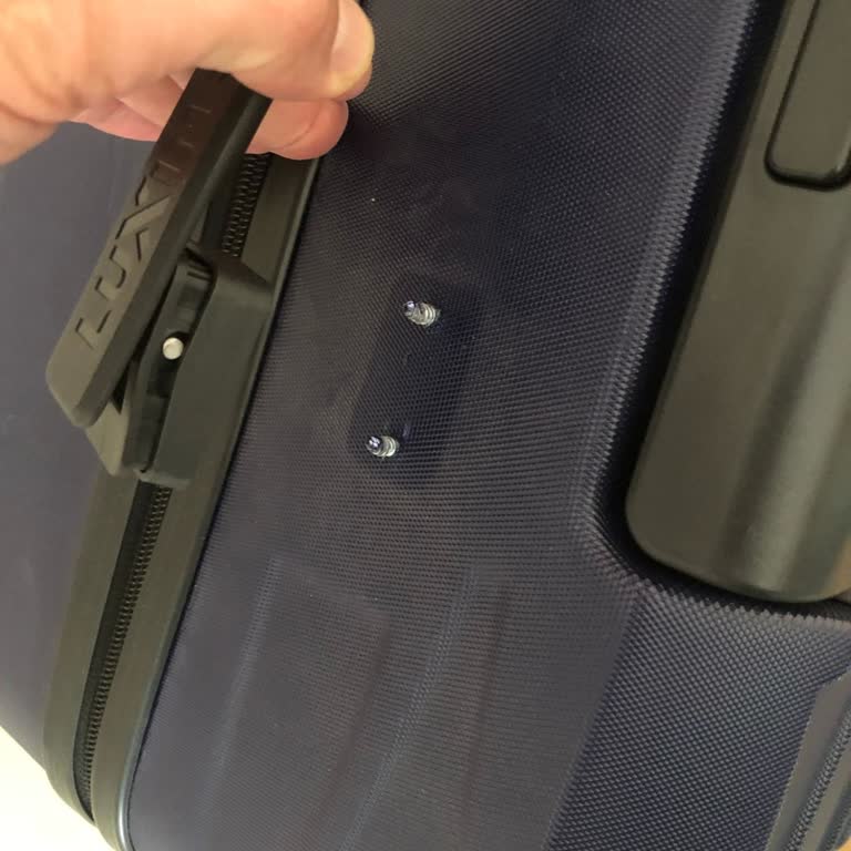 Valiz İkinci Kullanımda Tutma Yerinden Koptu