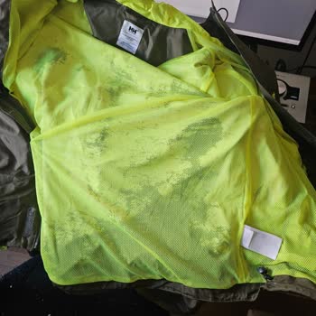 Halley Hansen Montumda Dökülme Sorunu Ve Mağaza İlgisizliği