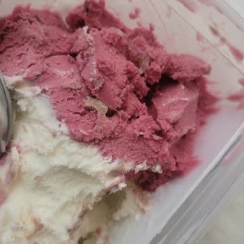 Bozuk Çilek Tadı Ve Mide Ağrısı Deneyimi