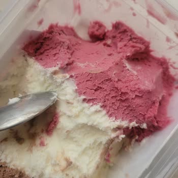 Bozuk Çilek Tadı Ve Mide Ağrısı Deneyimi