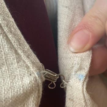 Moda Aksa Ürün Hem Boyalı Hem De Düğmeleri Kopuk Geldi!