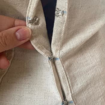 Moda Aksa Ürün Hem Boyalı Hem De Düğmeleri Kopuk Geldi!