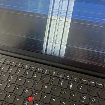Lenovo ThinkPad Ekran Sorunu: Satıcı Sorumluluk Almıyor