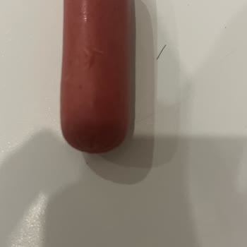 Sosisin İçinden Çıkan Kıl Şoku: Hijyen Ve Kalite Kontrol Sorunu