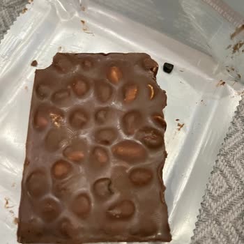 Çikolata İçinden Çıkan Taş Tehlikesi