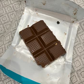 Çikolata İçinden Çıkan Taş Tehlikesi