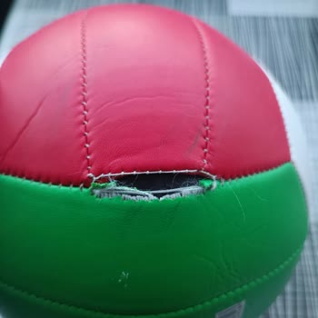 10 Günde Yırtılan Voleybol Topu Ve Mağaza İlgisizliği