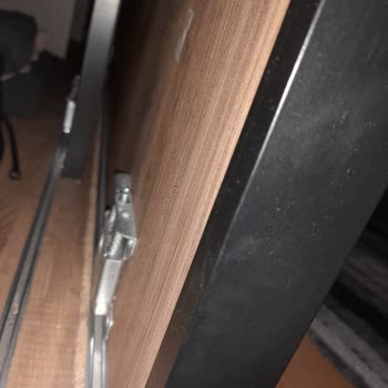 Gardırop Rayları Kırık, Satıcı Çözüm Sunmuyor