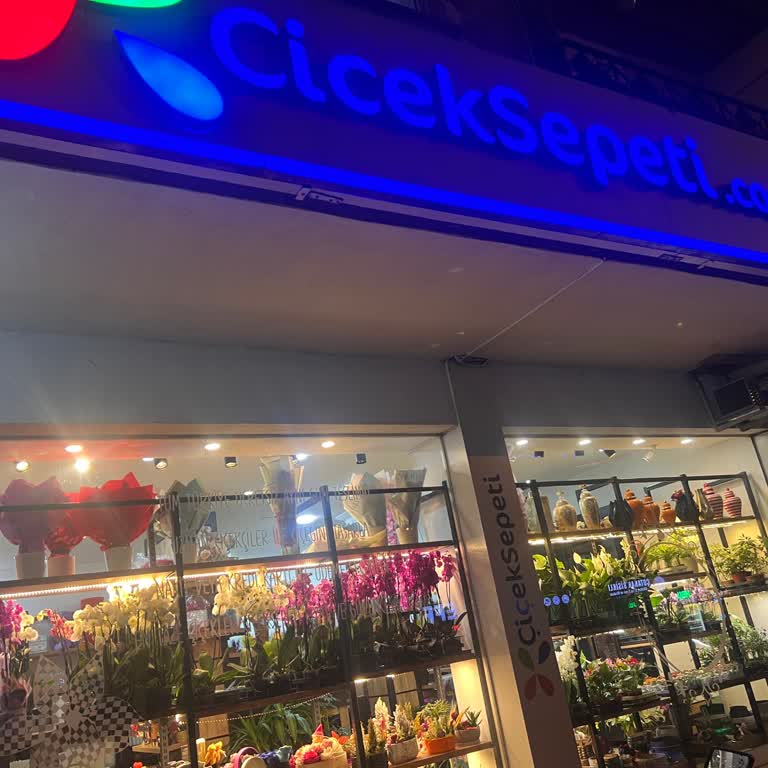 Çiçek Sepeti Kapanış Saatinde Müşteri Mağduriyeti: Çiçek Arayışı Yağmurlu Gecede Sonuçsuz Kaldı!