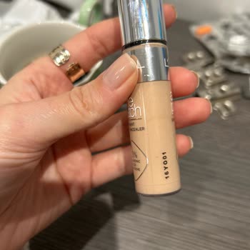 Simli Concealer İle Beklenmedik Sorun