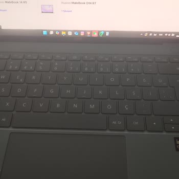 Huawei Laptop: Masada Düz Durmayan Ve Servis Sorunları