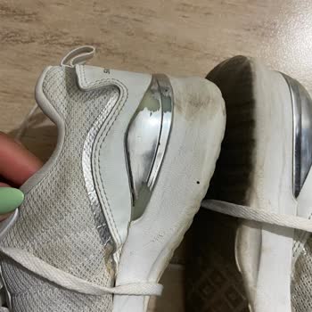 Bir Sezonda Deforme Olan Ayakkabı Ve İlgisiz Mağaza