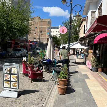 Kaldırım İşgalleri Ve Turistik Alanların Kötü Görüntüsü