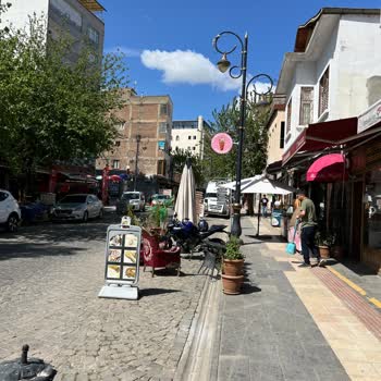 Kaldırım İşgalleri Ve Turistik Alanların Kötü Görüntüsü