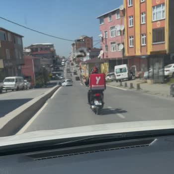 Yemeksepeti Kuryesinin Trafikte Saygısız Davranışları
