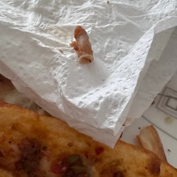 Köroğlu Pide Kebap Lahmacunun İçinden Plastik Gibi Bir Madde Çıktı