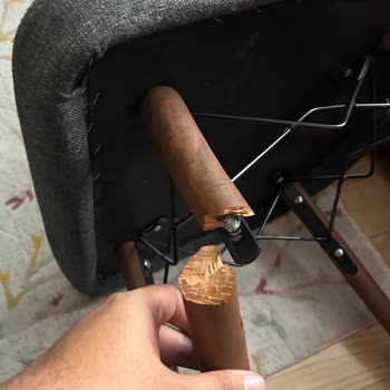 Kırık Sandalye Ve Erişilemeyen Destek