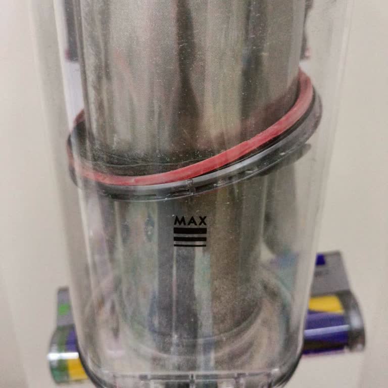 Dyson V15 Süpürgemin Tasarım Kusuru: Kırmızı Lastik Problemi