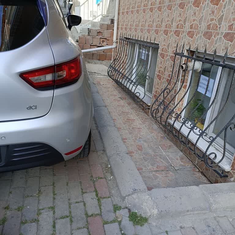 Kaldırıma Park Eden Araçlar Güneşimizi Engelliyor